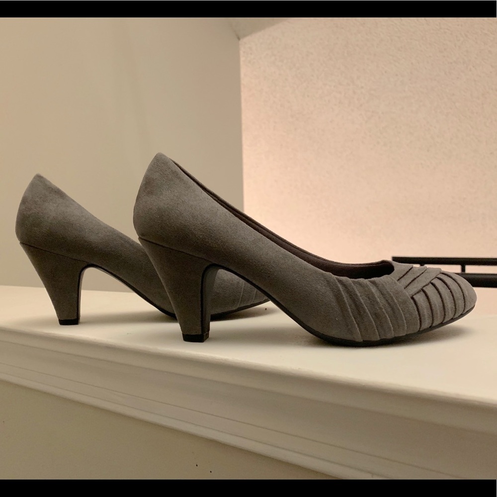 Cute & Comfy Abella Valeria Pump in Grey - Size 7W